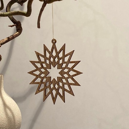 Stjerne i valnødsfineret birk – håndlavet julepynt