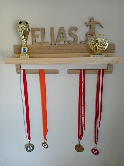 Medaljeholder med pokalhylde