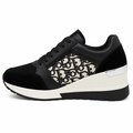 Sort sneaker med monogram og kilehæl  Moderne og komfortabel