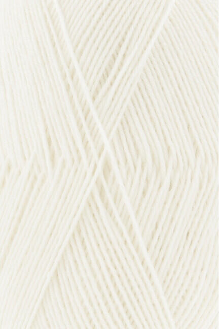 Close up af garnet Super soxx fra Lang Yarns i farven råhvid