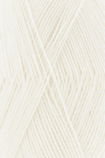 Close up af garnet Super soxx fra Lang Yarns i farven råhvid