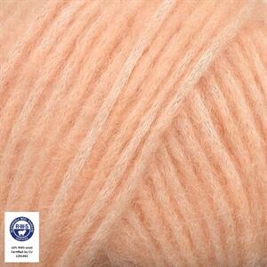 Close up af garnet snefnug fra camarose i farven fersken