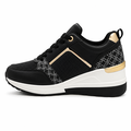 Sort wedge-sneaker med guld detaljer og mønstret panel