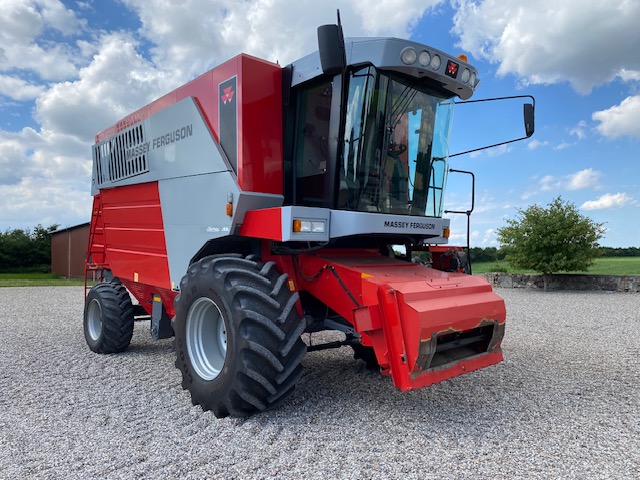 billede af en traktor på en mark