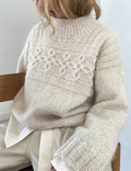 Edith Sweater fra LeKnit – lys strikket sweater med strukturmønster i saga og tilia fra filcolana