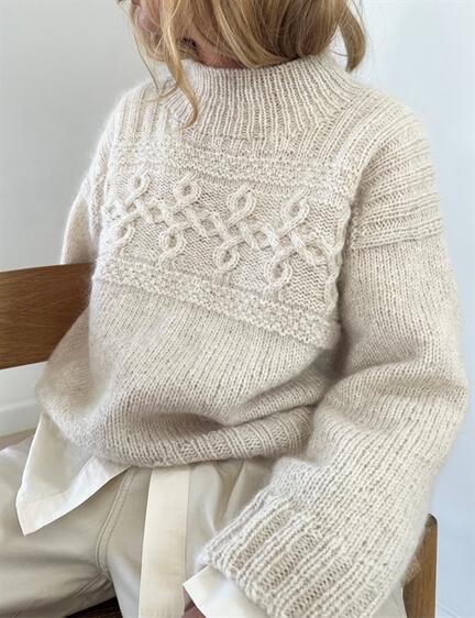 Edith Sweater fra LeKnit – lys strikket sweater med strukturmønster i saga og tilia fra filcolana