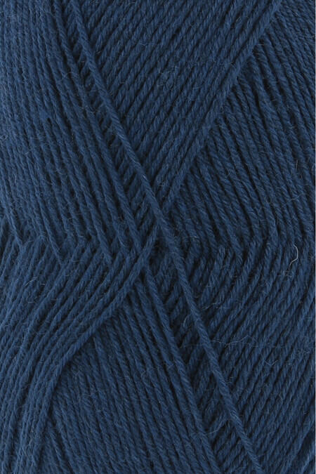 Close up af garnnøgle fra Lang Yarns strømpegarn super soxx i farven steel blue