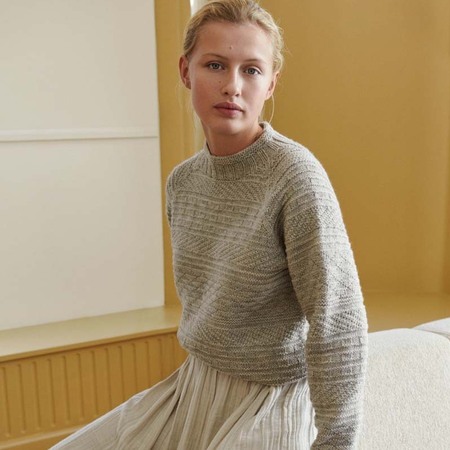 model paa seng ifoert marianne isagers design sweateren anchers sweater