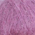 close up af garnnoegle soft silk mohair fra knitting for olive farven brombæris