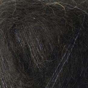 Close up af isager silk mohair farve 30 garn sort