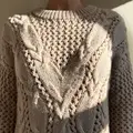 Close up af Lacy Braid Sweater fra Maker's work