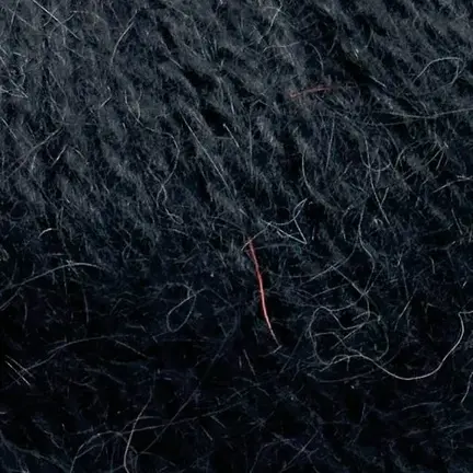 Close up af garnnoegle i angora fra mondial i farven sort 633