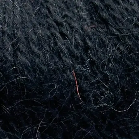 Close up af garnnoegle i angora fra mondial i farven sort 633