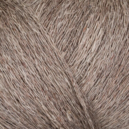 Close up af garnnøgle Hør Silke fra gepard garn i farven raw linen