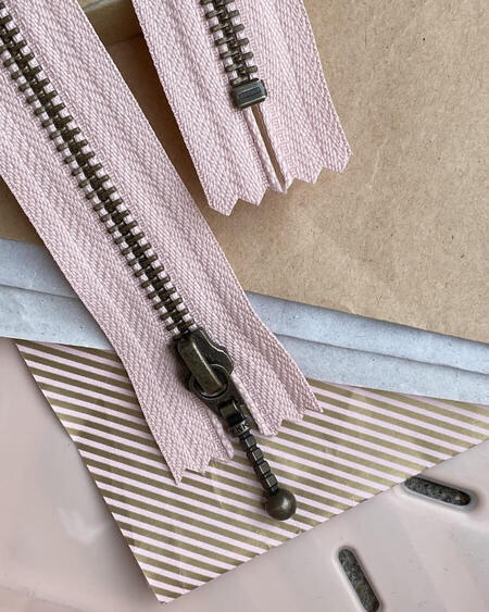 zipper 35 cm fra PetiteKnit i farven Pudderrosa