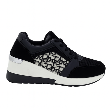 Sort sneaker med kilehæl og sort-hvidt monogram