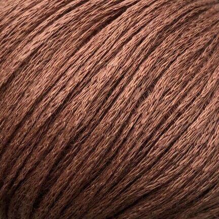 Close up af garnnøgle fra camarose løvetand i farven cognac