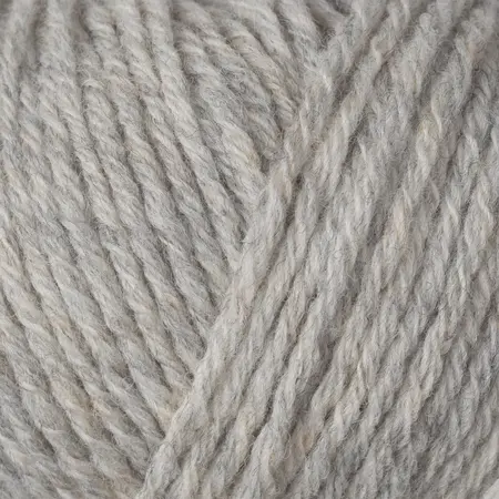 close up af knitting for olive heavy merino garnnøgle i farven morgendis