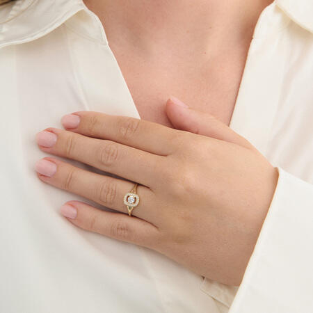Cushion Star ring i 8 karat guld med zirkonia på model