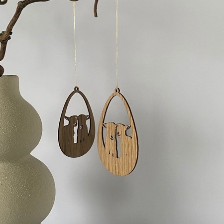 Påskeornament i træ med lam i eg og valnød