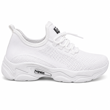 Hvid sneaker med fleksibel overdel og komfortabel sål på hvid baggrund