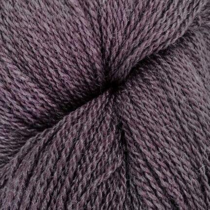 Close up af garnnøgle silke merino fra design club i farven 596 mørk lyng