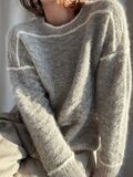 Nærbillede af Zoe Loop Sweater i lysegrå – tydeligt zigzagmønster, ribkanter og løftede bieser. Strikket i Isager Tvinni 2s, Soft Fine 2s og Bouclé E0