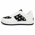 Hvid sneaker med sort monogram – Trendy og komfortabel