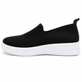 Sort slip-on sneaker med fleksibel overdel og hvid komfortsål på hvid baggrund