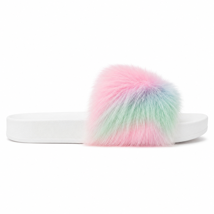 Pastelfarvede fluffy sliders med blød faux fur rem og hvid sål på hvid baggrund