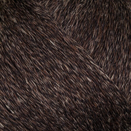 Close up af garnnøgle Hør Silke fra gepard garn i farven dark chocolate
