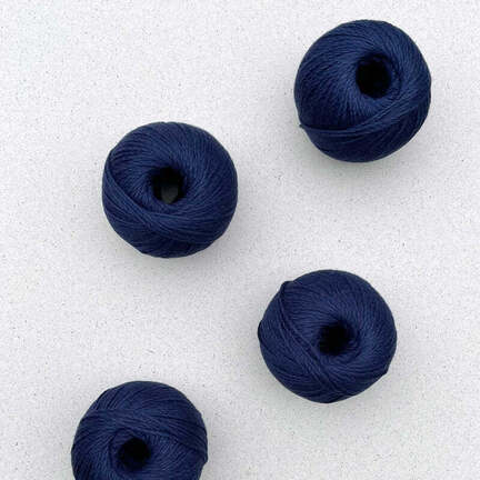 4 garnnoegler af market sole fra pascuali i farven navy