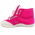Undersiden af pink Kawasaki sneaker i 2. sortering med synligt restgummi omkring gummisålen.
