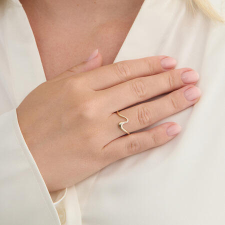 Flow ring i 8 karat guld på model