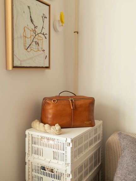 RE:DESIGNED Project 90 strikketaske i Burned Tan med garn i hjemmemiljø