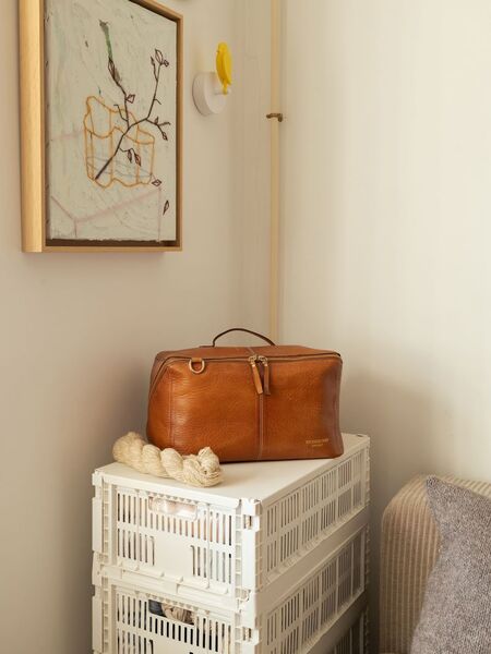 RE:DESIGNED Project 90 strikketaske i Burned Tan med garn i hjemmemiljø