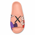 Peach foam slides med cartoon print og chunky bølgesål på hvid baggrund