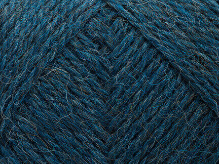 close up af garnet vilja fra filcolana farve 814 storm blue