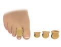 En fod med en brun polstret tåbeskytter på anden tå. Ved siden af er der tre ekstra beskyttere i forskellige størrelser, placeret på en hvid baggrund.