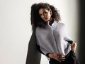 Model iført strikket cardigan jeanne d'arc fra filcolana strikket i Tilia og Alva og Paia