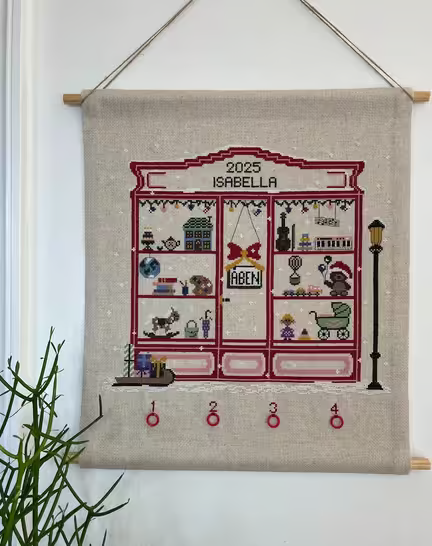 Broderet adventkalender fra pomp stitch kaldet toy store red