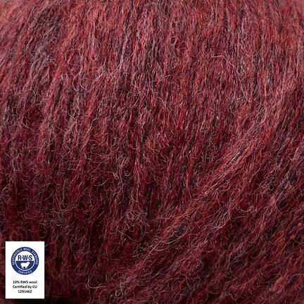 close up af garnnoegle af maerket snefnug fra camarose i farven støvet bordeaux