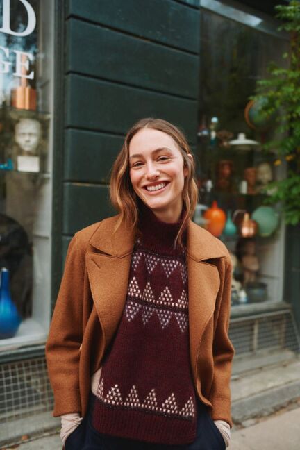 Beth Warmer strikket vest i Jensen Yarn og Silk Mohair fra Isager, vist som lunt lag under frakke