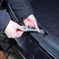 Trixie Car Cooler monteret i bilens bagklap – giver ventilation til hund i bilen uden at kompromittere sikkerheden.