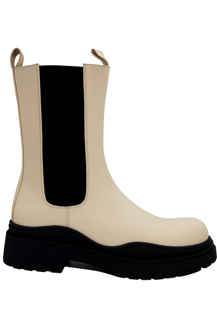 Beige chunky dame støvle med sort elastik og grov sort sål set fra siden