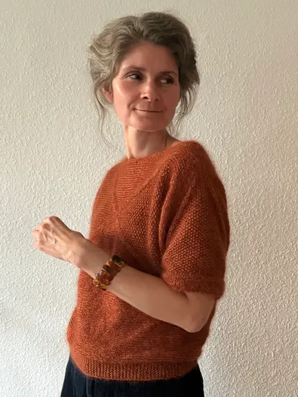 Model iført Dandelion Tee fra imadeitknit strikket i isager mulberry silk og isager silk mohair