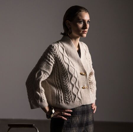 Model iført fisherman cardigan fra filcolana strikket i garnet peruvian highland wool