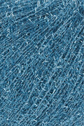 Nærbillede af Lang Yarns Astra Blue – skinnende blå følgetråd med elegant glimmer.