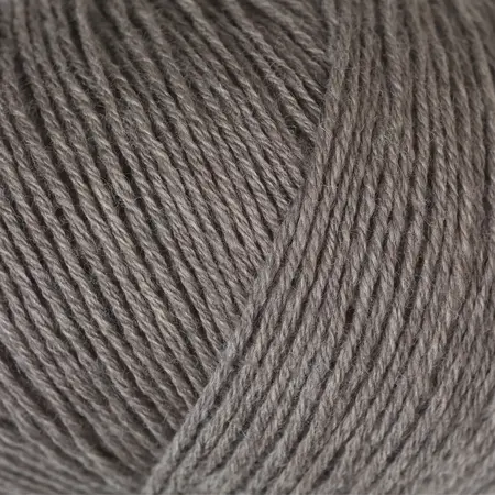close up af garnnoegle merino fra knitting for olive farve linen