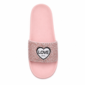 Lyserød slipper med glitterrem og LOVE-detalje på hvid baggrund